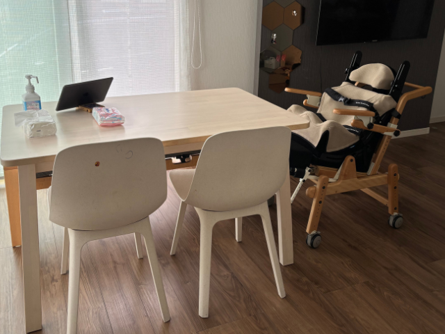 部屋に馴染む座位保持椅子