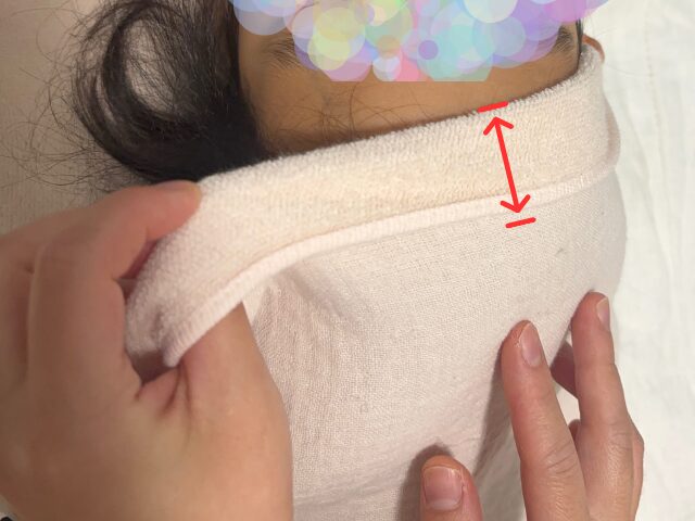 子どもの濡れた髪の毛にタオルを巻く