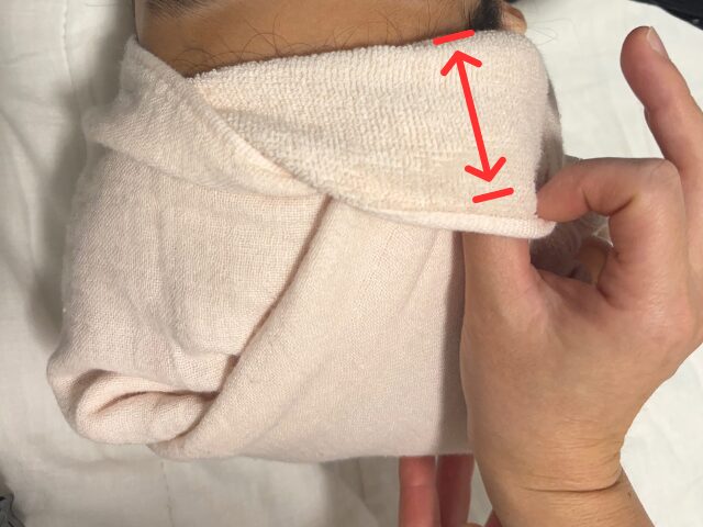 子どもの頭にタオルを巻く調整方法