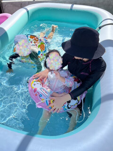 障害児の娘は浮き輪でプール