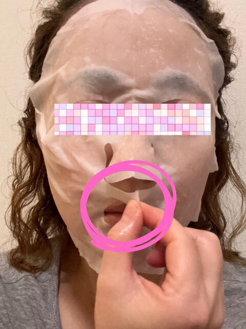 つまんで折りたたむだけで顔にフィットする