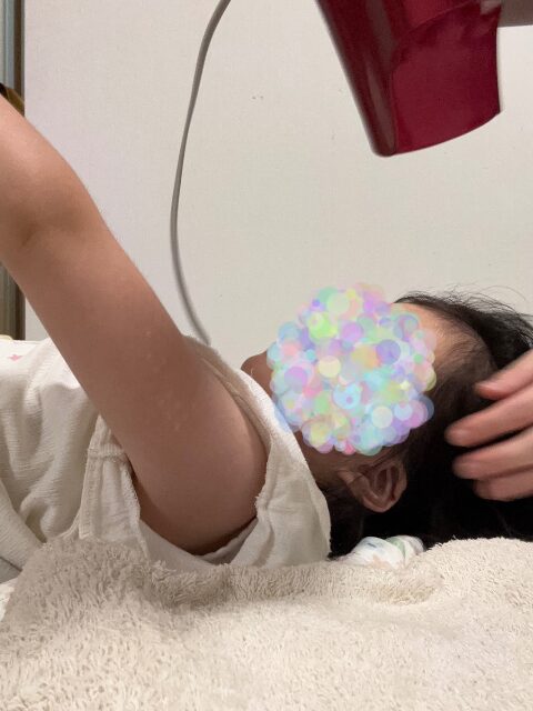 仰向けでドライヤーをする
