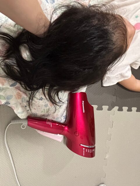 ドライヤーを冷風に設定する