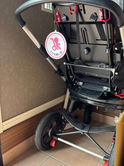 玄関に車いす