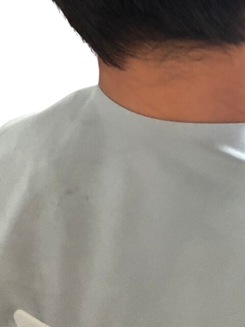 髪の毛が服の中に入らないように
