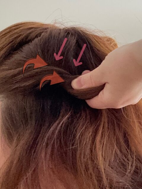 ヘアピンで髪の毛を留める