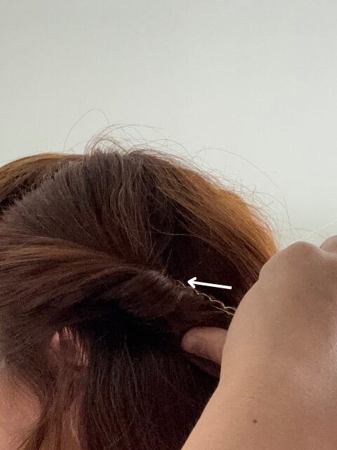 しっかり留まるヘアピンの留め方