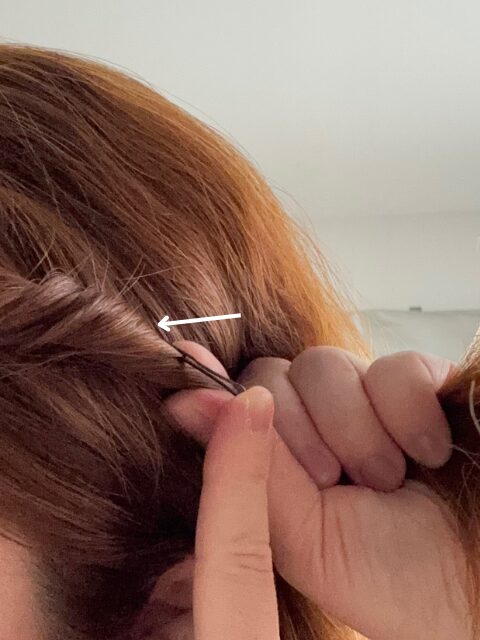 小さいヘアピンで前髪を留める