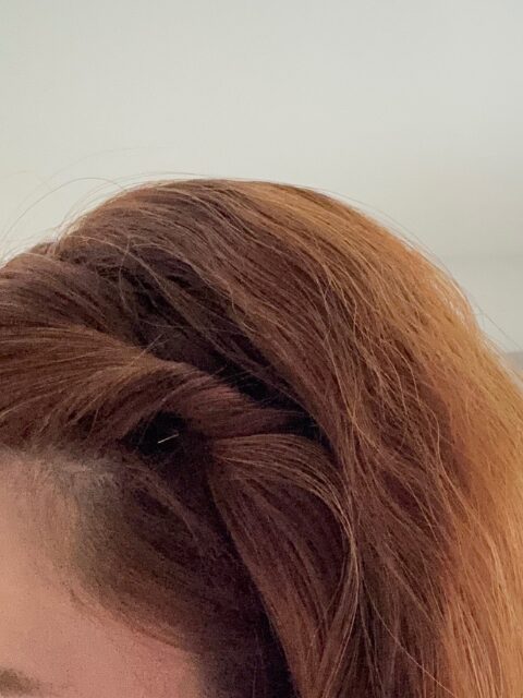 ヘアピンで前髪を留める
落ちにくい方法