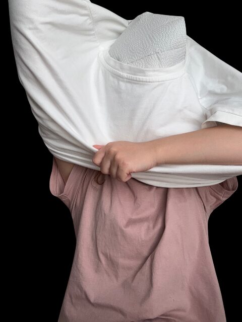 ファンデーションが服に付かない着替え方