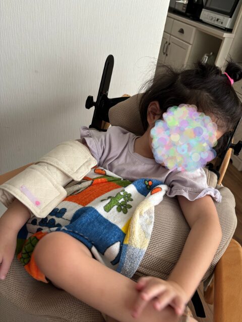 経管栄養を触らないように