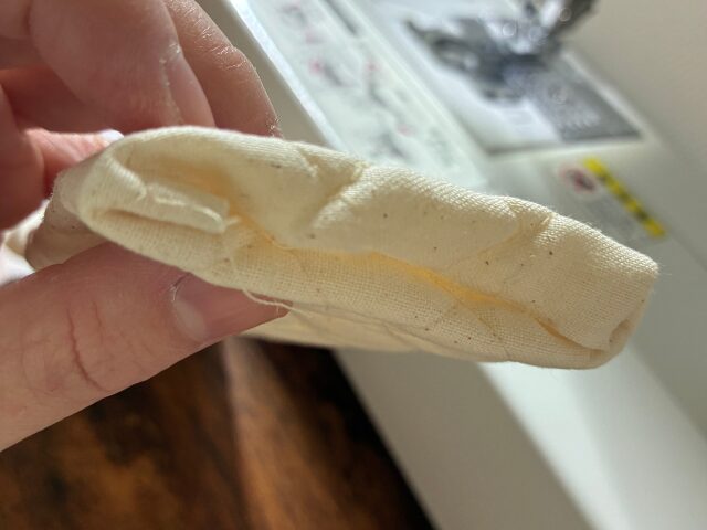 内側に織り込んで縫う