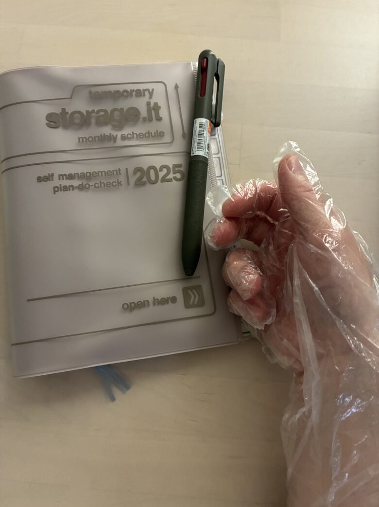 手パックをしながら手帳