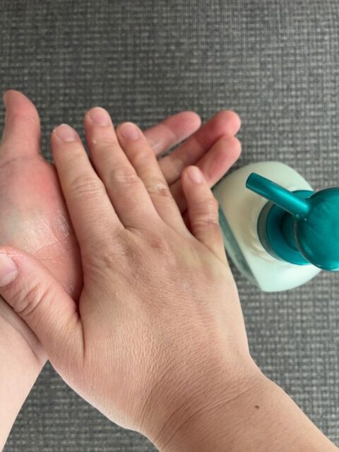 ハンドクリームを塗る
