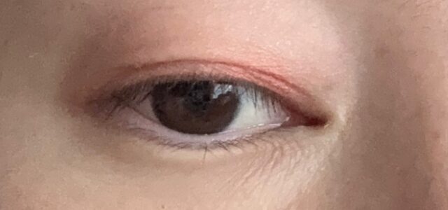 メザイクの上からアイシャドウ