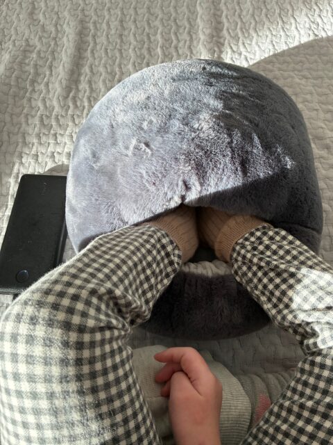 子どもの足にフットウォーマー