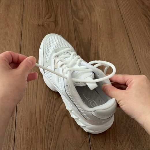 スニーカーに靴紐を通す