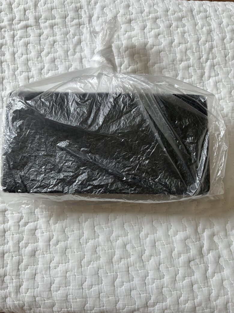 発泡スチロールブロックを袋に入れる