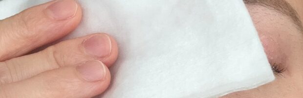 濡らしたコットンで外す
