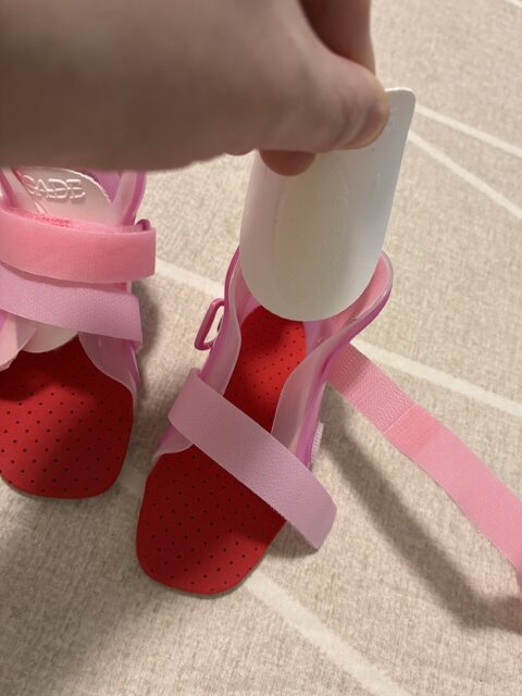 短下肢装具の外れる部品
