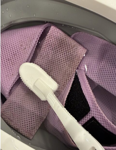 ブラシで擦ってカビを落とす